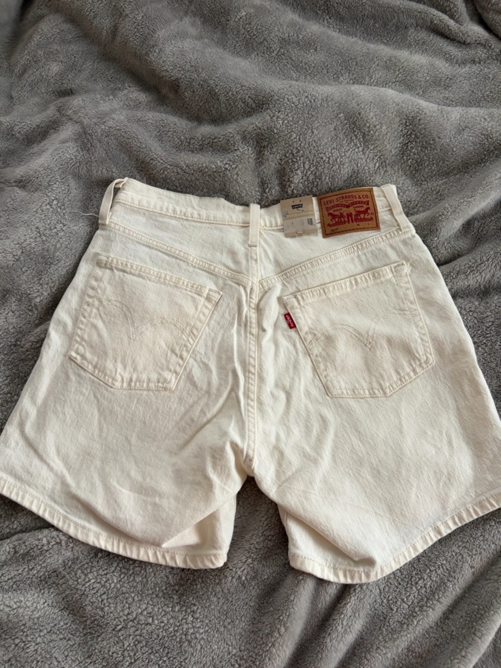 Levi 501 Mid-Thigh Short - Picture 3 of 5